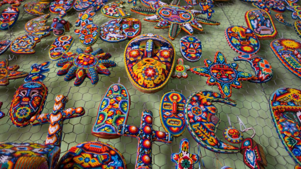 Tejidos y bordados Huichol en su cultura artesanal